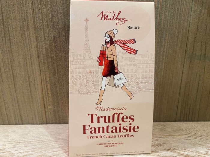 Sachet de truffes au cacao, Mademoiselle devant Tour Eiffel, Paris, huguette et henri