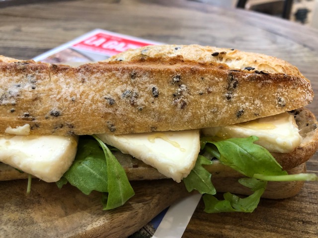 Sandwich Fromage de chèvre et miel, photo Huguette & Henri