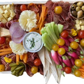 Plateau de légumes, charcuteries et fromages