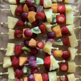 Brochettes de fruits frais, Huguette & Henri