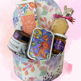 coffret fleuri garni de gourmandises, épicerie Huguette & Henri, Paris