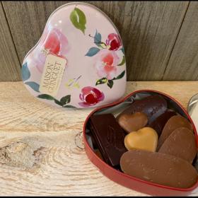 Coeur métal fleuri garni de chocolats, épicerie Huguette & Henri